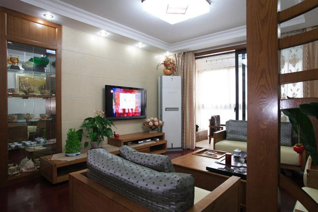 背景墻運用地磚上墻，淡淡的顏色，整潔的墻面，優雅而不冷清，搭配上水曲柳的木色，立馬讓整個空間變得舒服溫馨。
