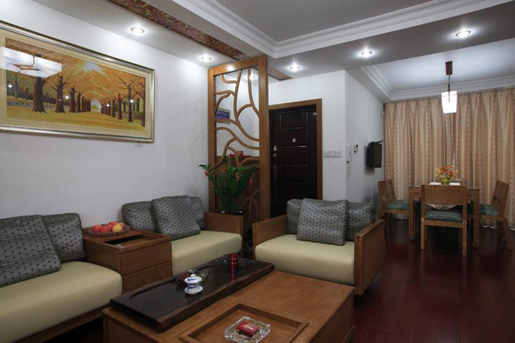 入戶處設計了簡約的中式屏風，讓客人進門前眼前一亮，同時間接的遮擋了沙發的空間，給人一種透過屏風又一景的蘇式園林的味道。
