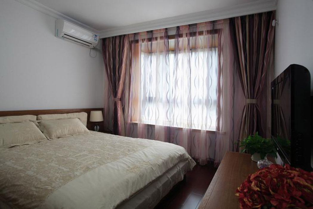 舒適的尺大床填滿了整個房間，石膏角線搭配窗簾盒的設計獨具匠心。為主人提供了一個寬敞的休息空間。
