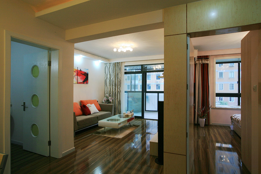 站在餐廳一眼望去簡單而又大方，整個居住空間的陳設簡單到只有家具，樸質的氣氛撲過來，不復雜別有一番情調。
