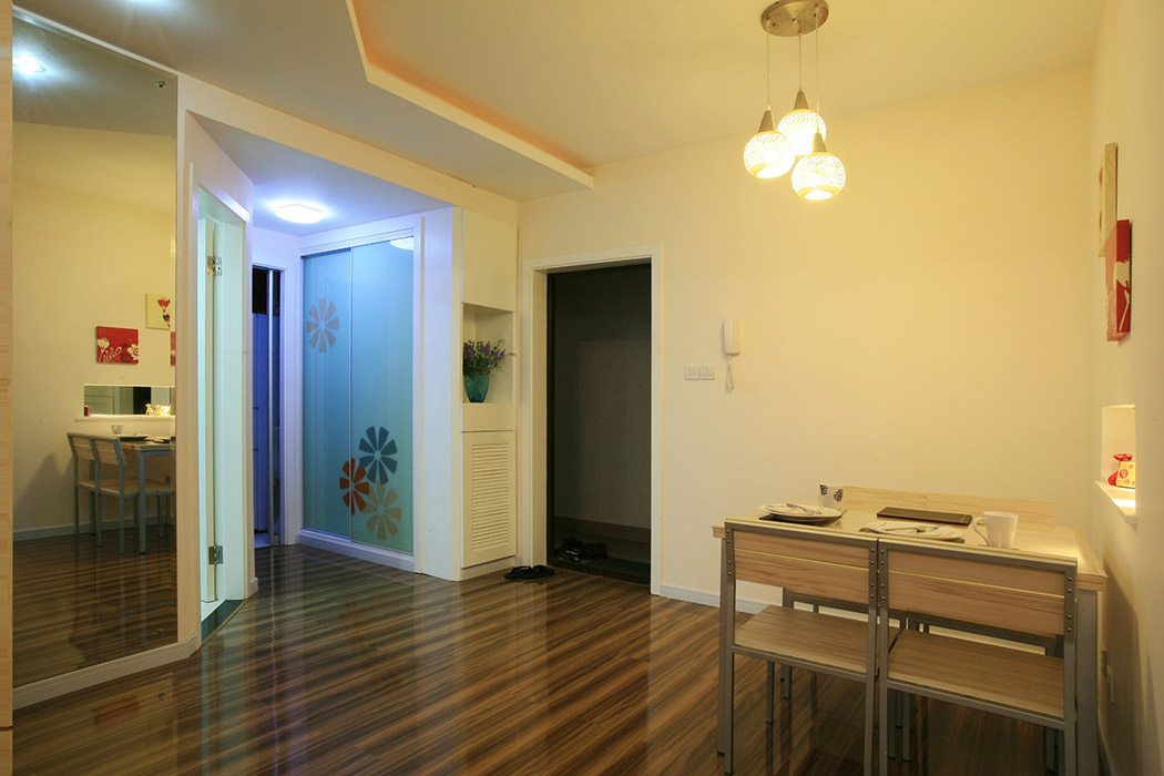 進門的玄關小巧伶俐，玄關的后面是個儲藏柜，給室內增加了儲藏功能。主臥門口墻面裝飾面鏡，不僅給空間視覺 上增加了效果，給愛打扮戶主一個整體打扮“神器”。
