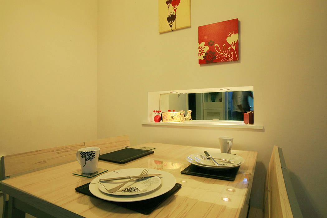 從客廳轉入餐廳只需三五步，這三五步卻將人帶進了另番景象。餐廳的燈光較客廳暗少許，目的是營造更柔和的用餐環境。
