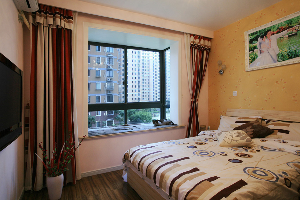 現代住宅的發展，小家庭的組建，人們心理上的要求，希望臥室具有私密性、蔽光性，靜謐舒適，與住宅內其他房間分隔開來。除了擺放雙人床外，留有一定的面積擺放臥室家具如衣柜、床頭柜，還留有一定空間可以休閑活動。
