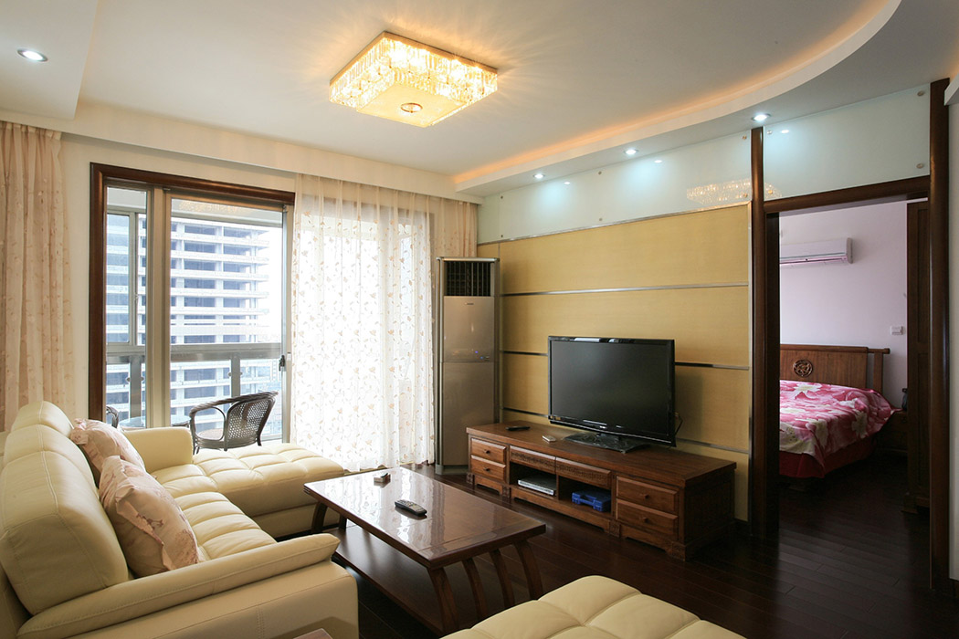 時尚而精致的現代沙發，在客廳中顯的富有時代氣息。如在會客廳內放置一款做工精致茶幾，會帶來意想不到的效果，不少歐式沙發搭配中式方形矮幾和古董箱做客廳設計，向客人展示中西合璧的協調和美感。
