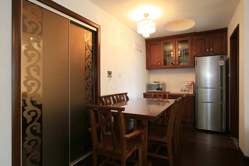 餐廳緊靠廚房間，質感十足的白色墻面，干凈而整潔。餐廳的背景是以下柜和吊柜，給餐廳多了些儲藏功能。
