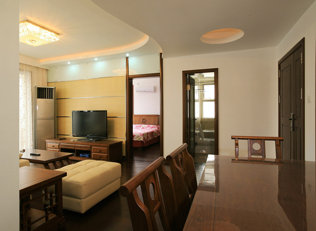 客廳的空間不是很寬敞，在設計上要把握好空間。進門就是客廳，要讓客人進來第一眼看上舒適，清爽。墻面以白色為主，電視背景
