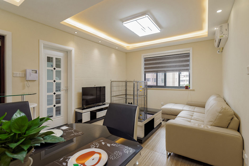 客廳為了配合客戶家的狗狗，地面采用了仿地板色系的仿古磚，不會顯得太冷，家具采用黑白系列，是不是和狗狗很呼應呢？
