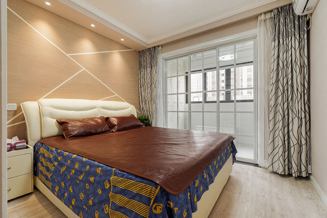 墻面米黃色的硅藻泥，簡單線條凸顯客戶的個性，干脆，利落。
