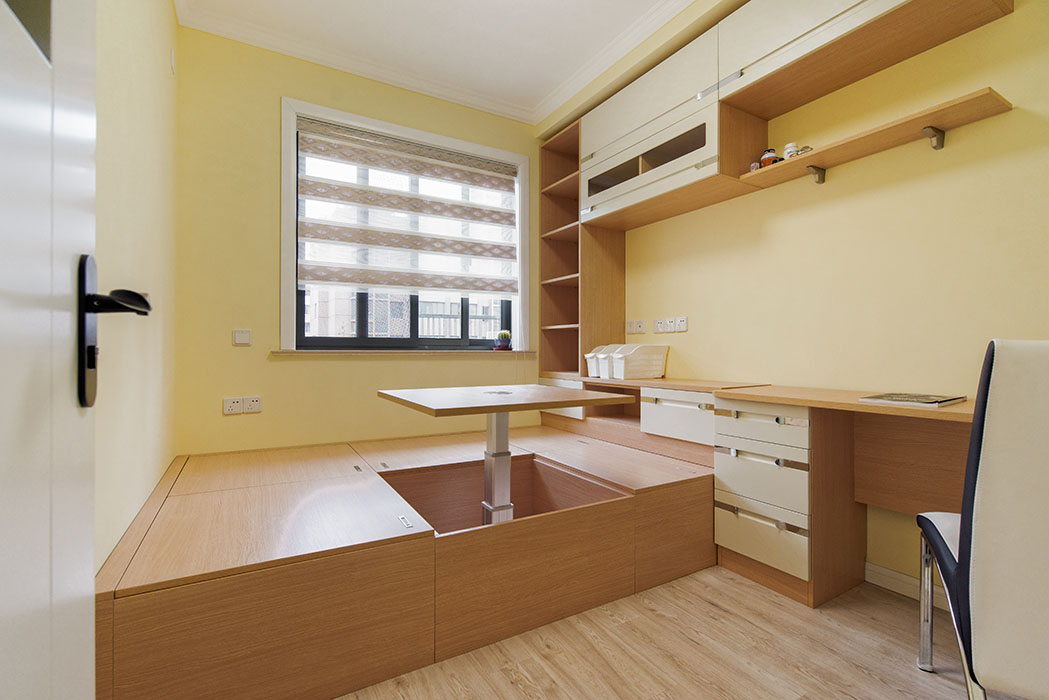 次臥黃色的墻面加上榻榻米，搭配相得益彰，有很好的視覺效果，符合年青人的喜好，多了儲藏功能，還可以和朋友小聚，休息。