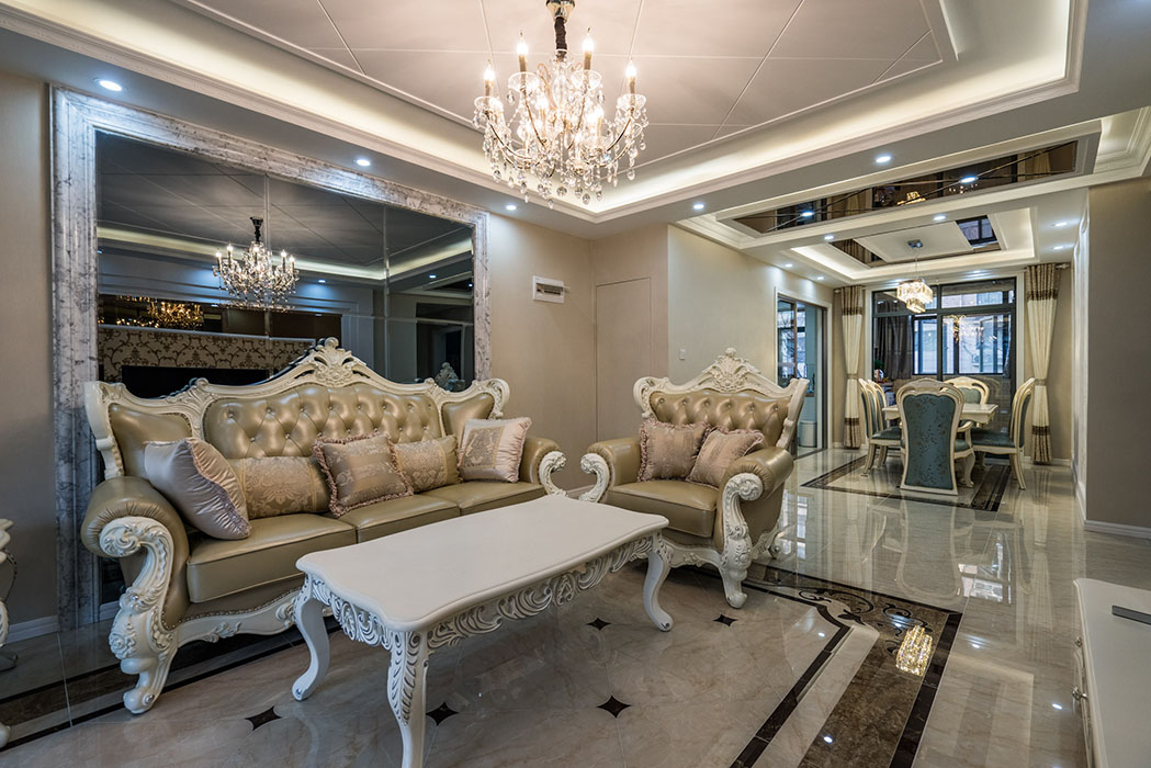 吊頂簡約大方，即時尚又劃分了空間，讓整個客廳看上去寬敞明亮。沙發(fā)后的灰鏡與進(jìn)口大理石線條的結(jié)合，既時尚又增添了幾分歐式味道。
