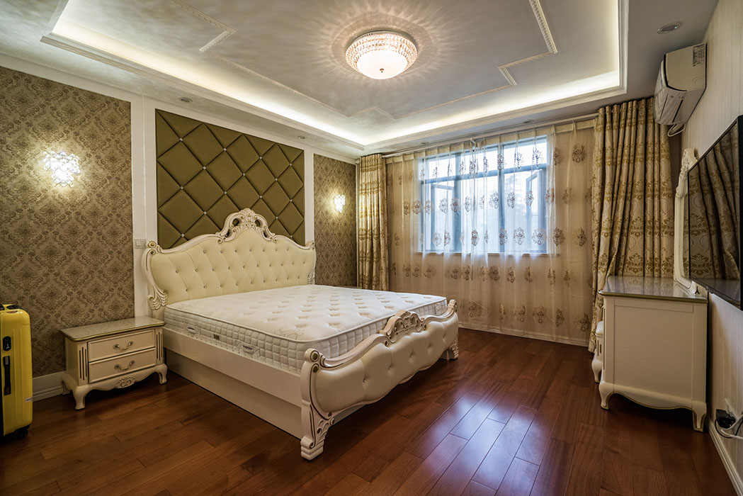 主人希望是個男孩，于是整體以藍(lán)色系為主……藍(lán)色的墻紙，以及藍(lán)天白云的頂面，營造了一個充滿希望、充滿想象的童話世界。