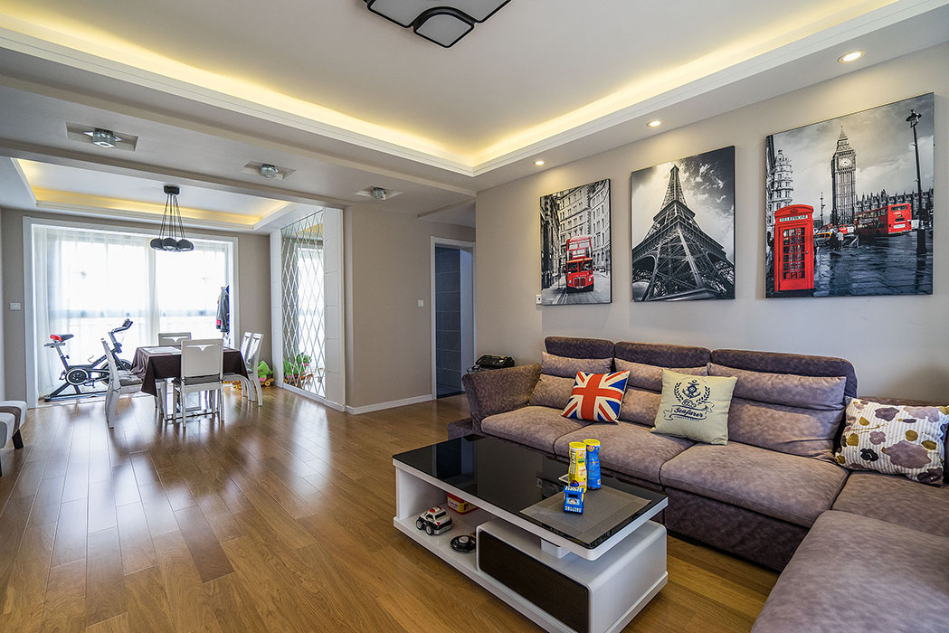 背景墻與鏡面玻璃的巧妙結合，宣告了現代簡約的來臨，餐廳吊頂的一‘天’一‘地’為純白，鏡面菱形玻璃裝飾讓餐廳頓時活潑起來，墻面為深色，顏色的組合也遵循了現代簡約的美。
