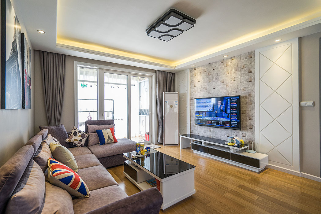 客廳菱形背景墻恰恰與餐廳菱形鏡面相呼應，讓整個客廳空間互相協調起來，馬賽克墻紙使整個客廳帶有藝術氣息。
