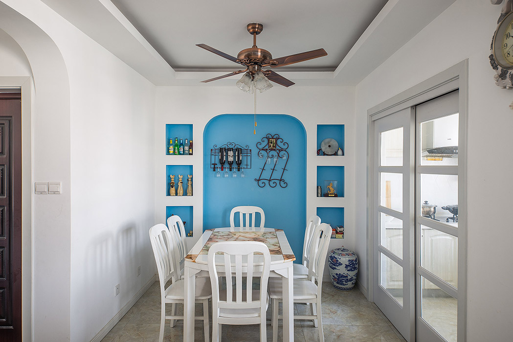 白色的餐桌，干凈大氣；餐廳背景與整體風格相互應，且收納功能強大，哪都是男主人的最愛。
