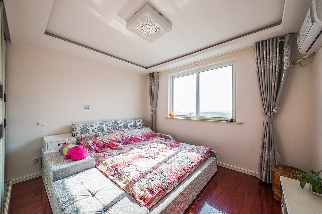 主臥大氣沉穩，充分展示了主人的地位，寬敞而舒適的床，讓一天的工作疲憊轉舜即逝。