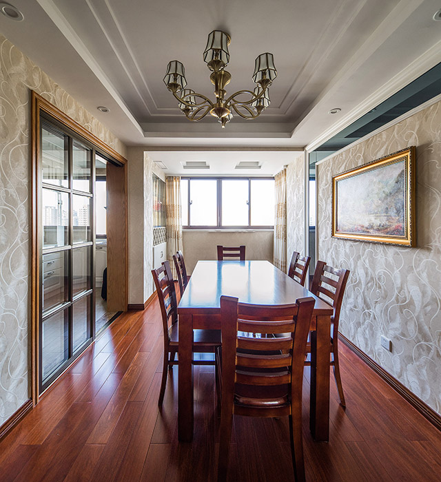 餐廳延續了客廳的風格與元素，溫暖與冰冷的對比，力求每個空間元素都在互相的映襯下凸顯各自的質感與細部，從面營造整個空間的華美的舒適感。
