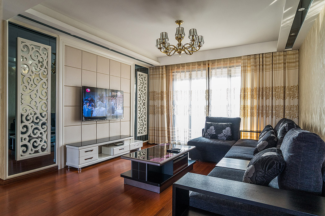 電視背景采用了灰鏡、雕花板、硬包等材質，簡潔大氣的現代造型增添了充滿細節的傳世的奢華，也與吊頂得到呼應。
