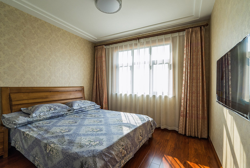 木色在這里是居室主體色調，再配上米黃色墻紙，盡顯整體居室的溫馨舒適感。