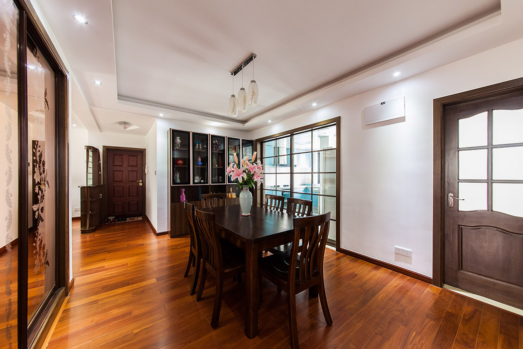 紅木家具，實木地板等都體現了東方之美 ，中式風格的古色古香與現代風格簡單素雅自然銜接，使生活的實用性和對傳統文化的追求，同時得到了滿足。
