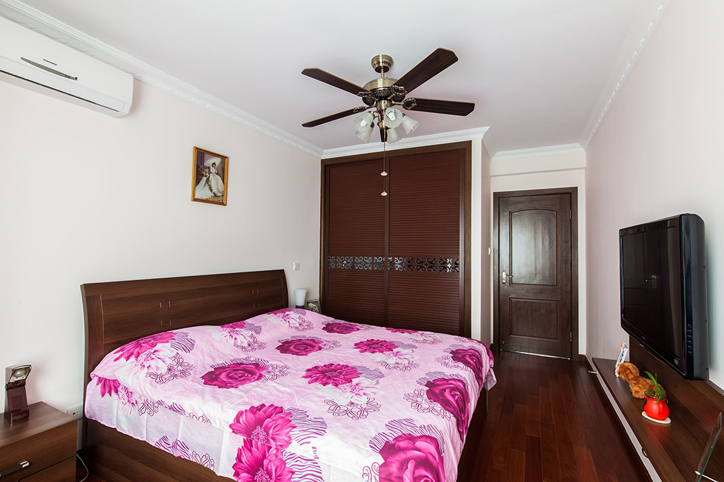 中式裝飾風格的居室，空間裝飾采用簡潔、硬朗的直線條，將黑胡桃色點綴的淋漓盡致。
