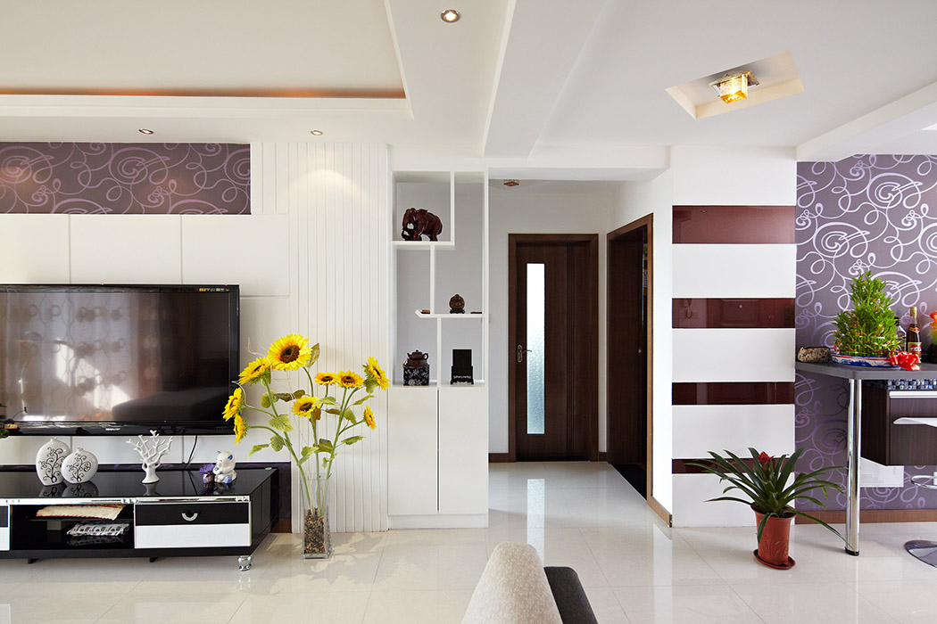 客廳與餐廳的吧臺(tái)設(shè)計(jì)，使整個(gè)空間得到活躍的釋放。紫色的墻紙點(diǎn)綴，使空間得到靈動(dòng)和遐想。
