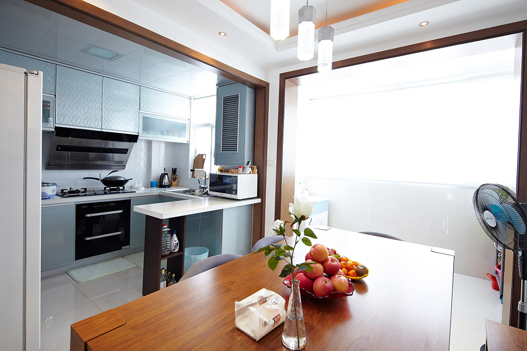 餐廳和廚房間用吧臺(tái)隔斷，本使狹小的廚房間和餐廳寬敞起來(lái)。陽(yáng)臺(tái)的利用，更使整個(gè)餐廳明亮和寬敞。
