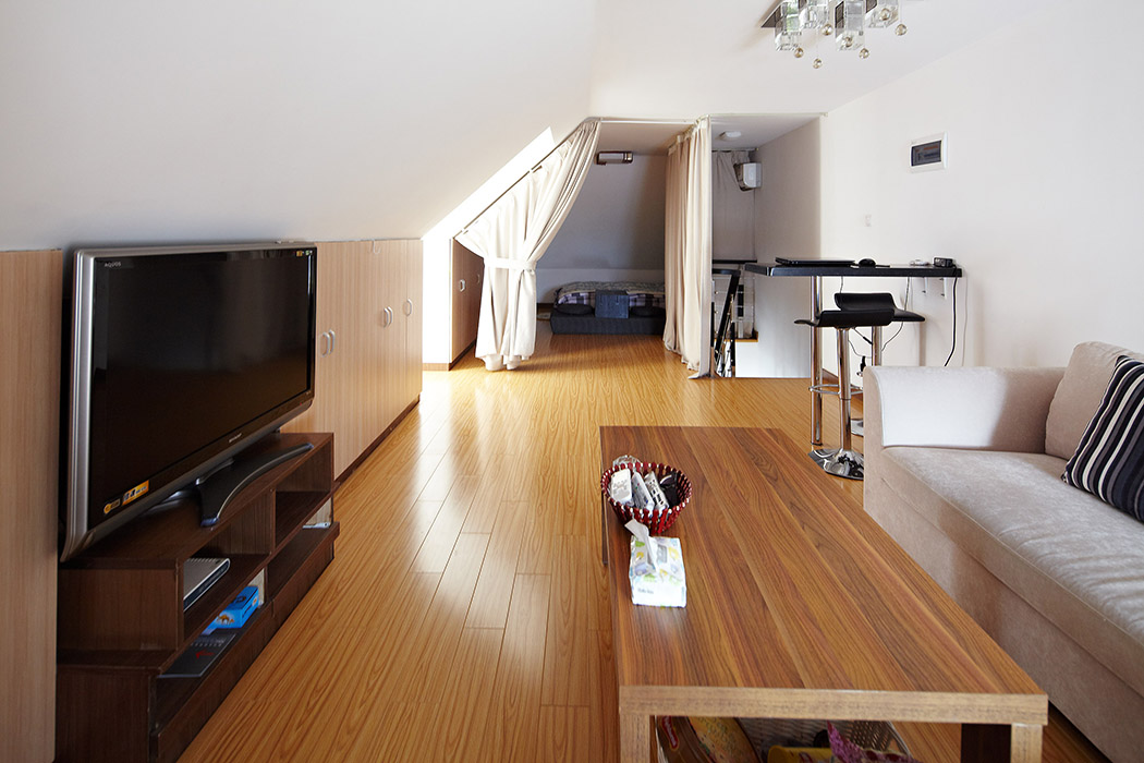 二樓的客廳簡(jiǎn)潔而明了，電視背面的柜子設(shè)計(jì)讓原本不雅的客廳變得自然和時(shí)尚。儲(chǔ)藏功能的利用更是相當(dāng)?shù)轿弧?
