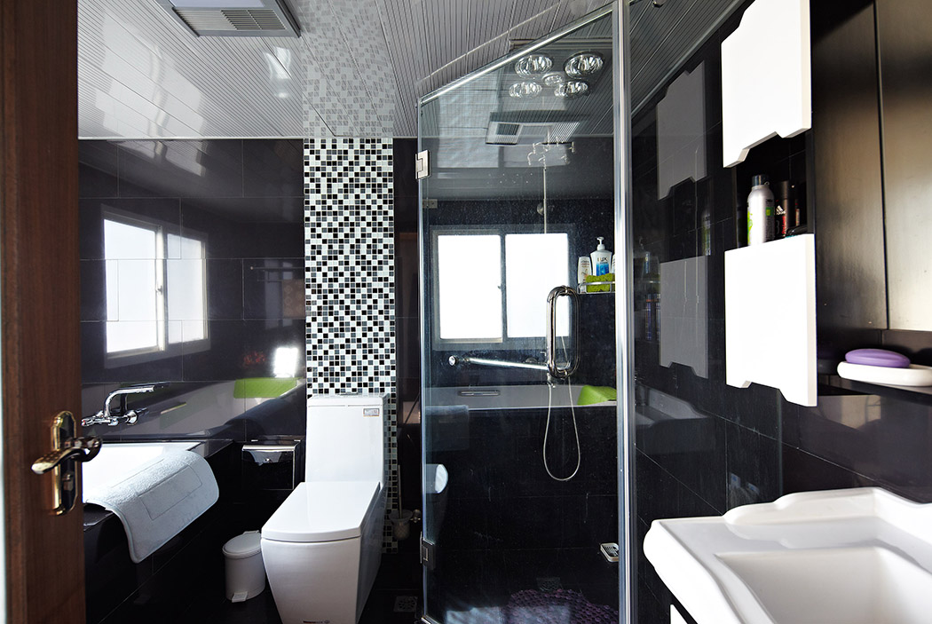 這是二樓的衛(wèi)生間，年輕的個(gè)性化黑白配設(shè)計(jì)，使衛(wèi)生間的格調(diào)前衛(wèi)和時(shí)尚，這更應(yīng)了主人的要求。