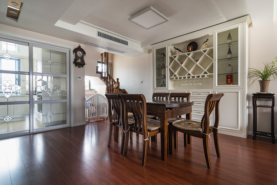 樓梯下方的設計來自業主自己的想法，通過設計師巧妙的運用2扇小門的設計，為業主心愛的狗狗安了一個舒適的小窩。
