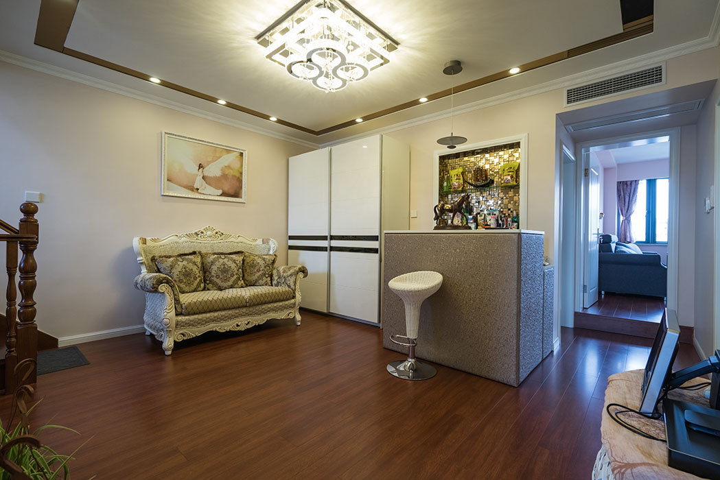 樓上的小窩是業主的女兒的小天地，吧臺搭配一組小沙發，溫馨的墻面凸現出一種寧靜的氛圍，午后一杯咖啡，安詳舒適。
