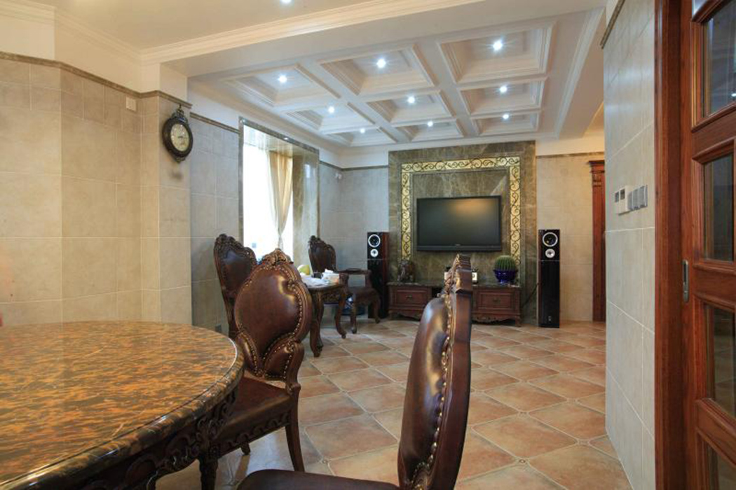 客廳與餐廳的風格統一，寬敞的空間里頂部的柵格造型具有強烈的延伸感覺，獨特的燈光設計彰顯室內裝飾簡約明快的同時流動著脈脈溫情，大地色的仿古瓷磚帶著暖色單的柔和與淡黃的墻壁交相呼應。
