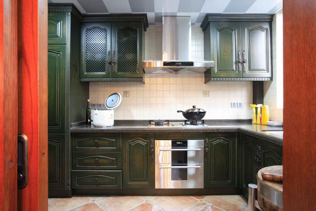 寬敞干凈的廚房以美式田園風格的櫥柜，實木線條與花色瓷磚巧妙結合，成就復古清新的美好印象。
