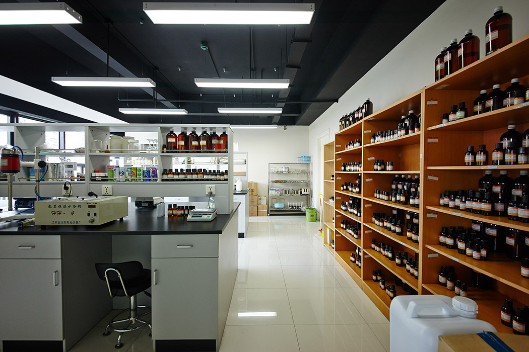 實驗室的整體設計考慮整個區域的規劃和劃分，以及通風效果，地面采用了地磚，部分墻面為墻磚，
