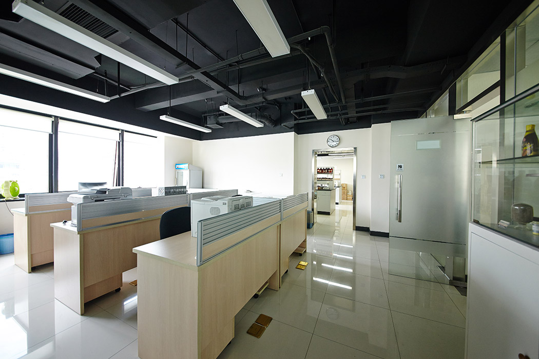 此區域背面是更衣室 ，正前方是三門相鄰，總門采用的是電子密碼門 考慮實驗室的私密性
