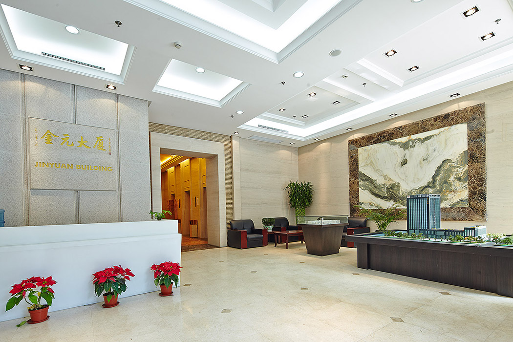 大堂部分：由于樓層方正南北通透，采光極佳。設計中運用較多的干掛大理石、很好的采用了石材的紋理作為背景，莊嚴而又不失人性化。
