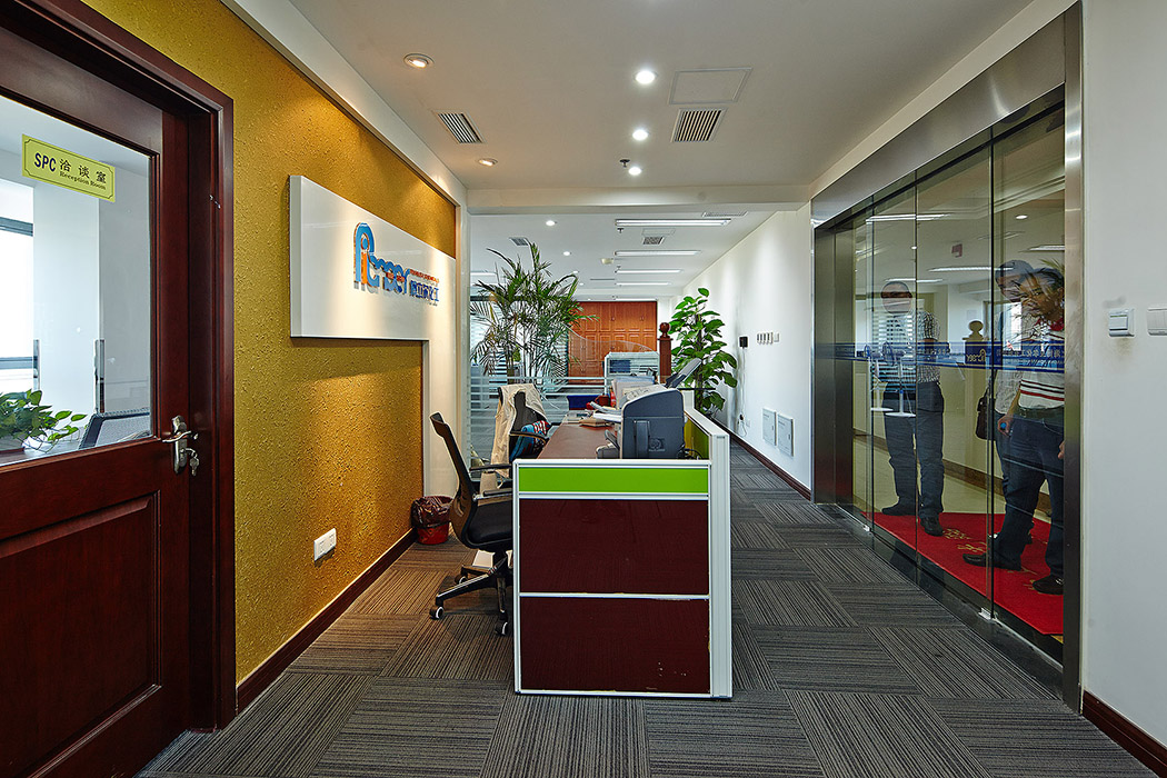 特設計了過道各柱體間鑲嵌不銹鋼條及玻璃幕墻上的磨砂條來點綴的裝修主題。
