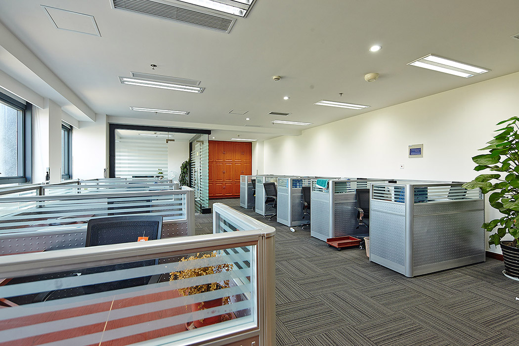 用料實際，無須雕琢張揚，直線條的造型讓整個空間顯得穩重大方，淺色系材料的運用延續了靈動而清澈的氣韻，大方莊重卻內含現代時尚。