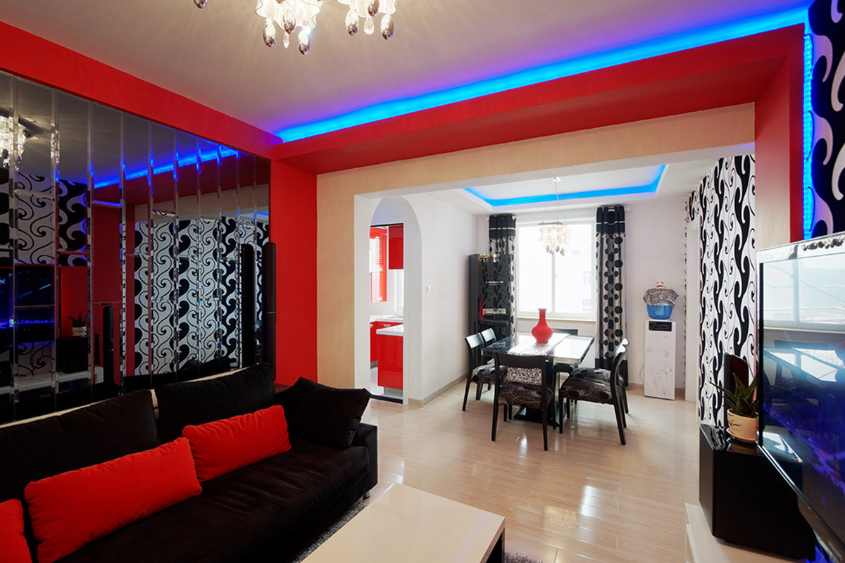 客廳空間以成片的烤漆玻璃作背景，不僅減少了空間上的局促感也避免了空間的呆板感。艷麗的色彩詮釋著生命的奔放的與熱性。 
