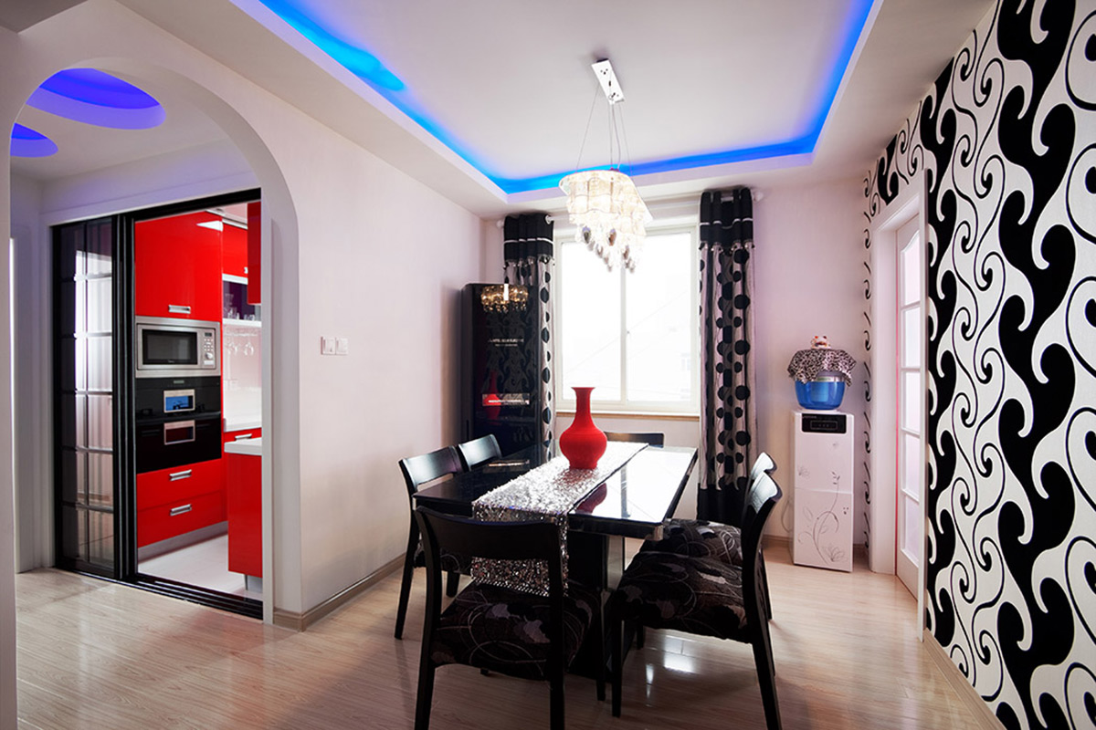 穿過具有地中海風(fēng)情的馬蹄狀拱門，來到的明亮的就餐區(qū)域。質(zhì)感極強(qiáng)的現(xiàn)代餐桌配合線條分明的矩形吊頂；炫麗的燈光與流動(dòng)的墻布；無不體現(xiàn)著青春的氣息。
