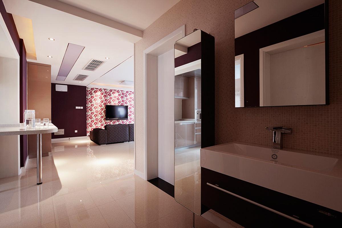 餐廳是家居生活的心臟，鏡面墻的設(shè)計使就餐區(qū)更富有生機(jī)，讓家人生活更加快樂，開心。
