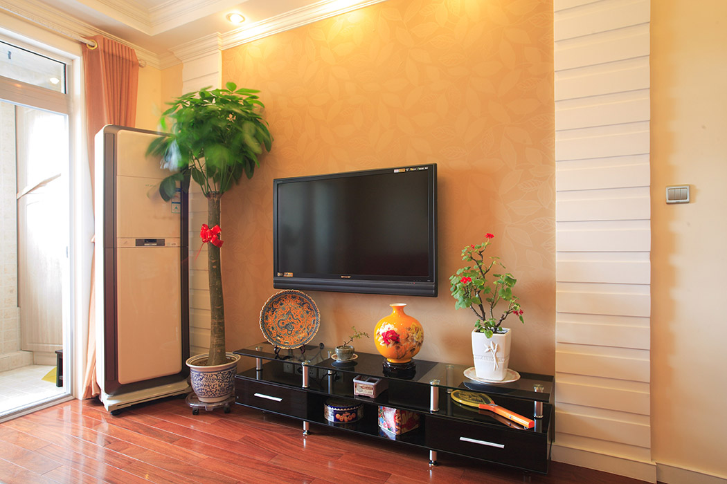 背景簡潔的運用了石膏板勾縫加上墻紙的造型，干凈又不簡單，搭配上古色古香的陶瓷工藝品，整體舒適度大大提升。
