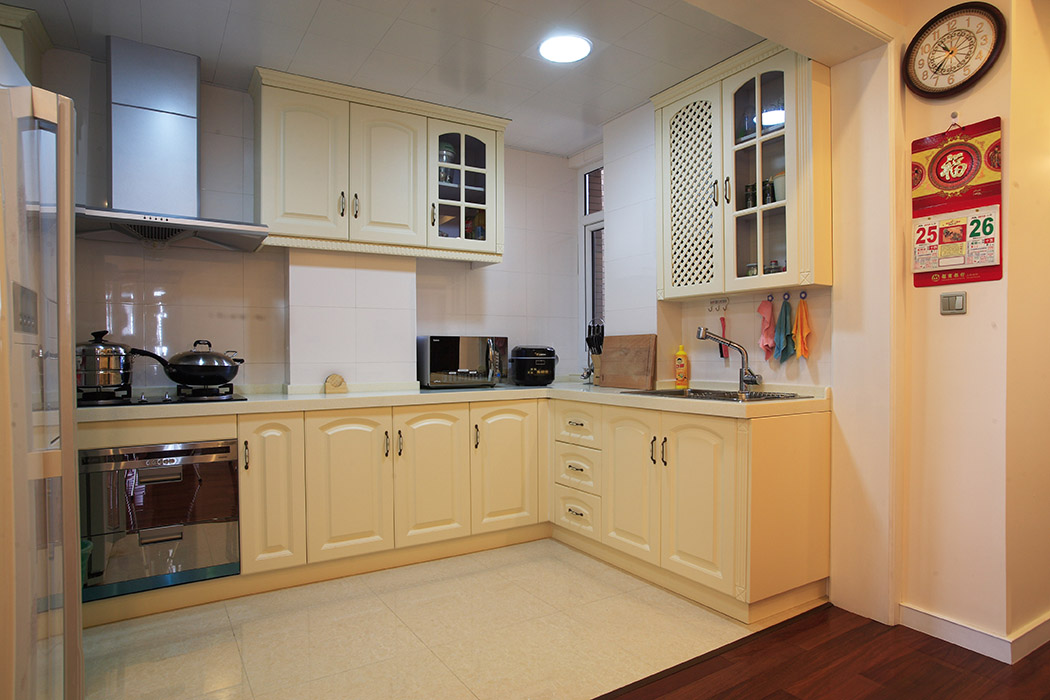 廚房的設計也是本案的一個亮點，門板簡潔的造型，玻璃門后展示的藝術品，優雅的金屬搭配在一起，讓人做飯的時候都能翩翩起舞。
