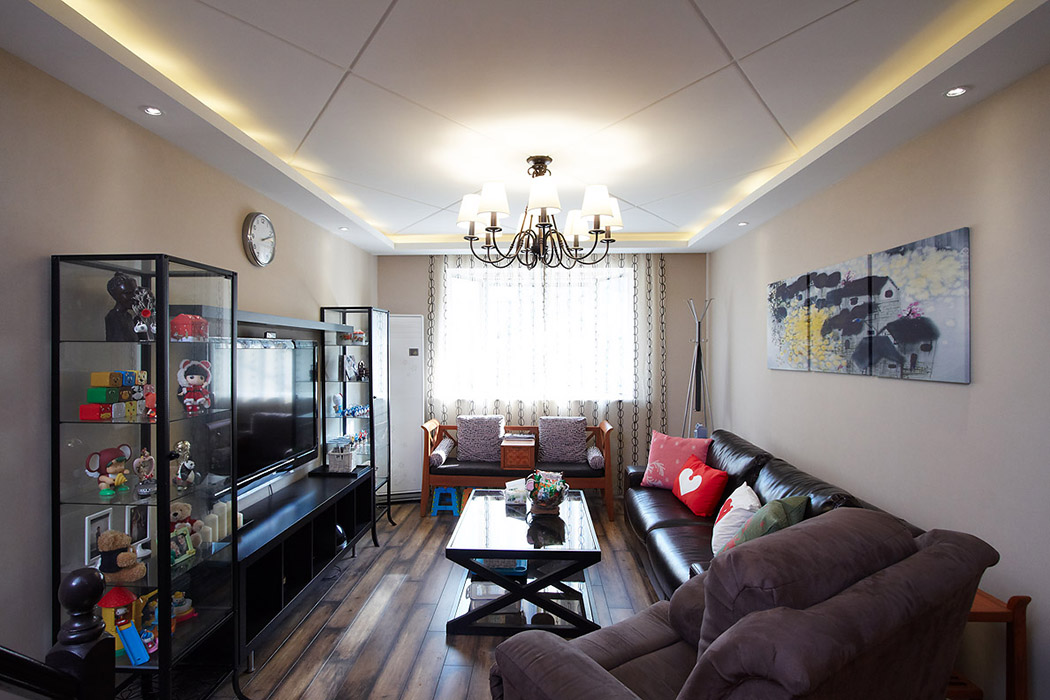 客廳的背景用了IKEA風格的組合柜，既有裝飾又有收藏功能，把業(yè)主的小收藏裝的滿滿的。
