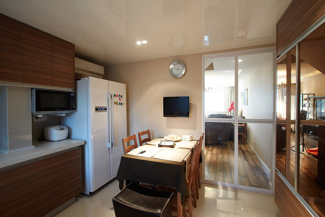 餐廳的開放式廚房是現(xiàn)代人的一種代表，櫥柜的木紋色，營造了一種家的氛圍。