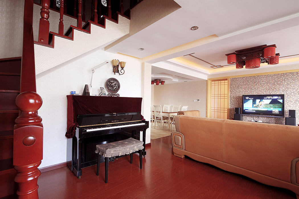 鋼琴的擺放利用了樓梯下方的空間，合理利用的同時又滿足了主人對于音樂的追求。舒適的會客空間里為客人彈奏一曲，別有一番韻味。
