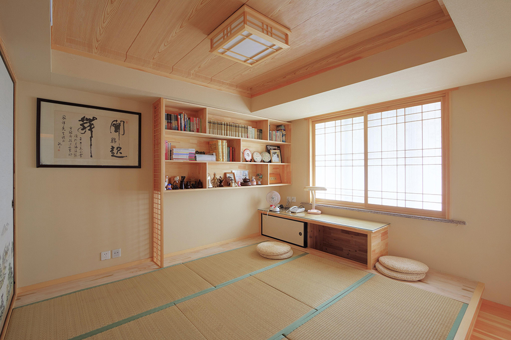 原木色的榻榻米，儲物空間的潛在增加，整個空間所彰顯出的古色古香，讓我們一進入房間就回到了唐朝時的感覺。
