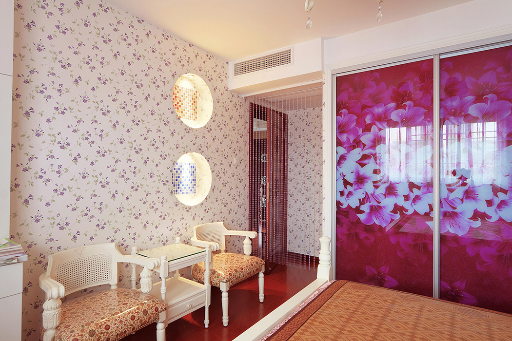 房間墻面搭配小碎花的墻紙，精心用馬賽克及燈光的搭配制作了壁龕，即活躍了空間，又滿足了審美的需求。