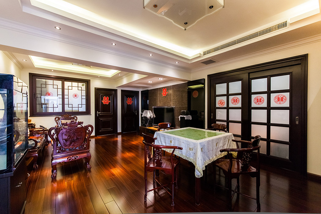 門(mén)窗在中式風(fēng)格裝修中具有很重要的作用，中式門(mén)窗的設(shè)計(jì)多用木質(zhì)花格來(lái)打造，更具有立體感。造型新穎的燈具把時(shí)尚與古典融合為一體。
