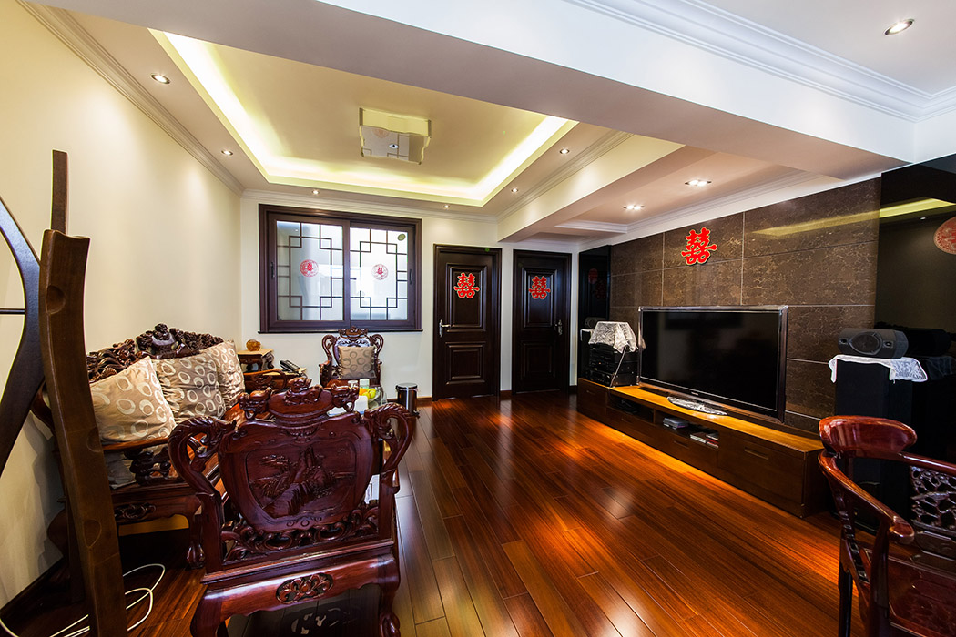 家具陳設(shè)講究對(duì)稱(chēng)，重視文化意蘊(yùn);古色古香的沙發(fā)和餐椅，更顯主人的品位與尊貴。
