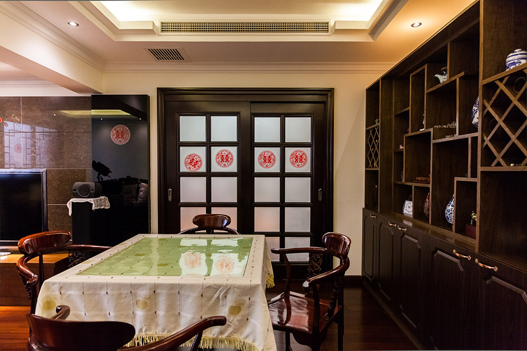 中式博古架，精雕細(xì)琢的實(shí)木餐椅對(duì)整體風(fēng)格起到畫(huà)龍點(diǎn)睛的作用。
